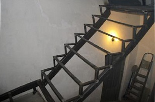 Металлическая лестница Г-образная с забежными ступенями