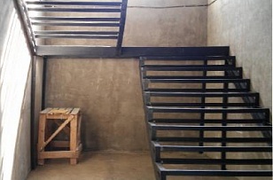 Металлическая лестница П-образная с площадкой