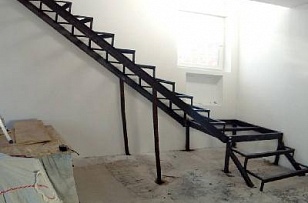 Металлическая лестница Г-образная с площадкой